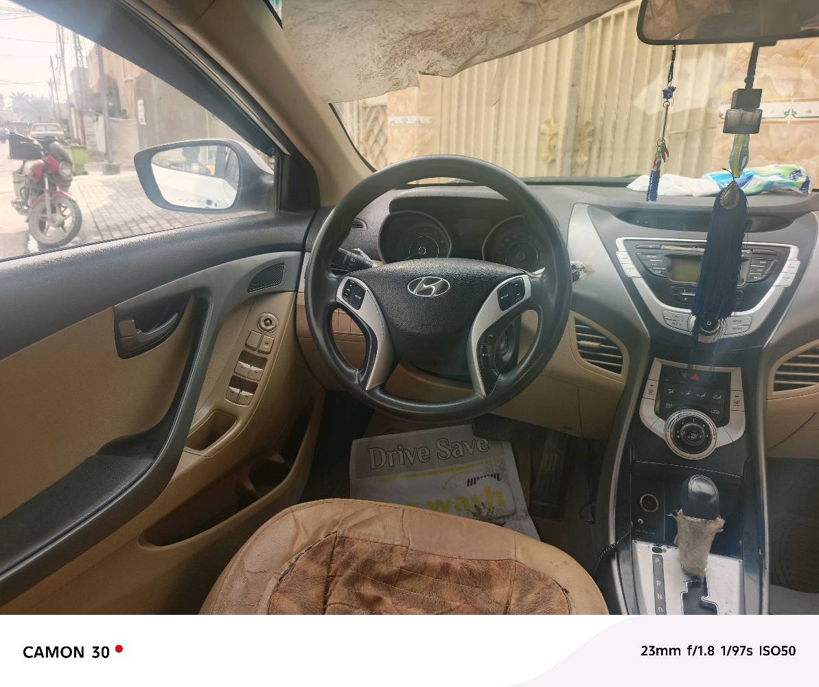 سيارة هيونداي إلنترا بيضاء بحالة جيدة، تم الاعتناء بها جيدًا. المقصورة الداخلية مريحة ومجهزة بنظام تكييف فعال، مما يجعلها مثالية للقيادة اليومية. إطارات جديدة وحديثة أكثر أمانًا.