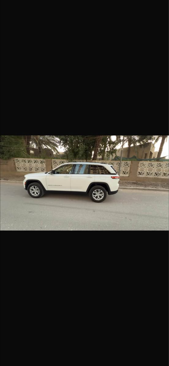 السلام  عليكم جيب كراند شيروكي موديل 2023 وارد امريكي ماشيه ٨٢ الف كيلو سياره بدون حادث فقط شبرين جاملغ وشبرين بنيد موضحات بسونار ورصعه خفيفه جداً بالباب الخلف سايق  فقط لباقي كله كفاله كير مكينه محرك كلهن كفاله خمسه راكب المرغوب ٦ سلندر السعر ٣٠٨ ورقه
مكاني بغداد الدوره 
للاستفسار اكثر *********** بغداد, العراق
