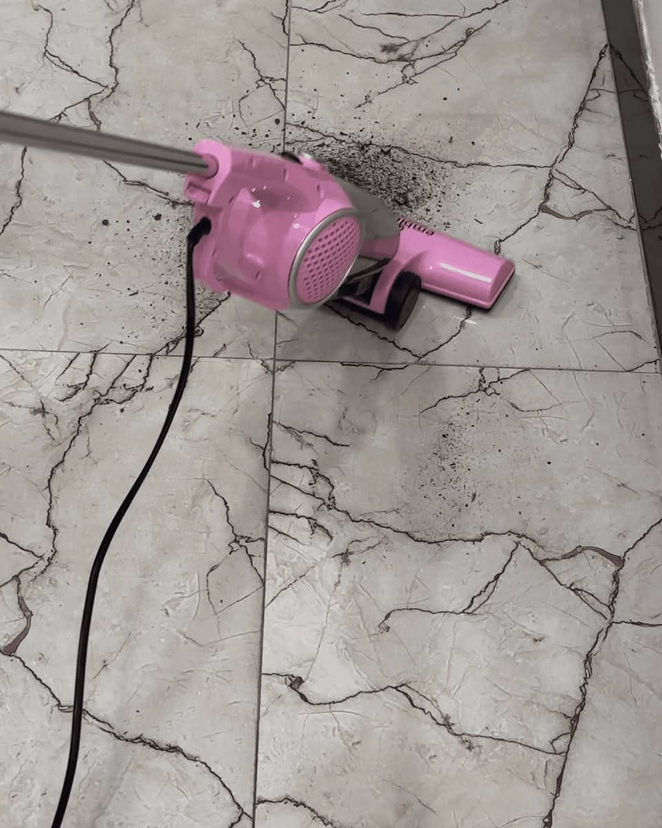 مكنسة امبليوم عامودية 

مكنسه الاعصار من ماركة امبليوم
مكنسه عاموديه + فلتر هدية مع كل مكنسة 

—————
✔️ قوة المحرك 600 واط ملف نحاس 💯100
تعمل بواسطة نضام شفط تربو بقوة الاعصار 
✔️ طول الواير ٥ متر تقريبا 
✔️يستخدام الجهاز يدوي للسيارات والقنفات 
✔️ يستخدام الجهاز عامودي لتنظيف السجاد والموكيت والارضيات 
✔️ مع ملحقات 10 تفرعات فرش ومكثفات سحب

يوجد خدمة توصيل لكافة محافظات العراق
للحجز مراسلة الصفحة او اتصال على الرقم. 
***********
