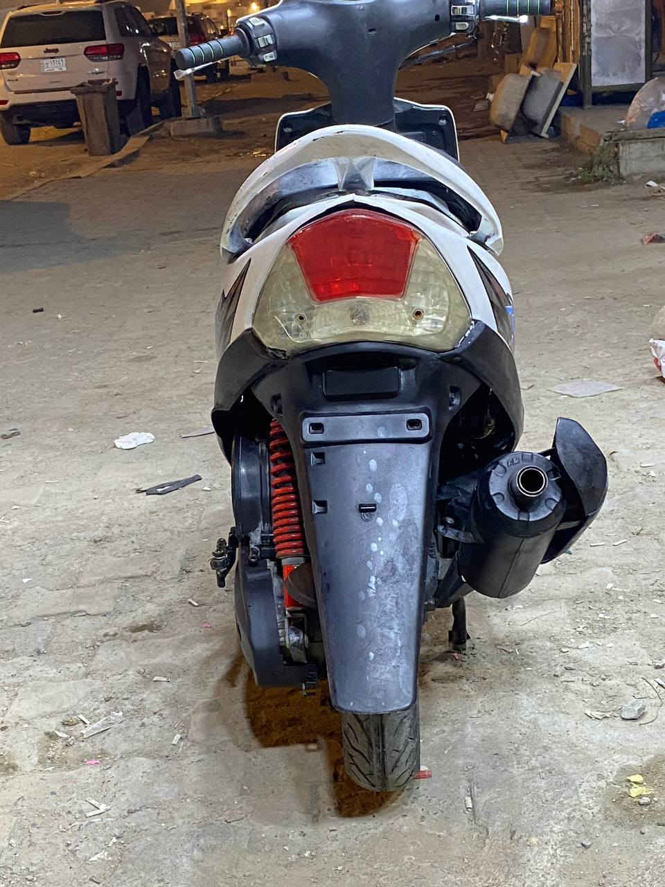 ماكس للبيع سعرها 550 ألف 
الدراجه نكرة سلف كلش حلوة ونهضي ومشي ومعدل
عوزها هورن واشاير ما يشتغلن فقط 
والدراجه قسم بالله ماعرف مفتوحه أو لا .. ولا اعرف اي شي بيهن مجرد اشغل وامشي بيه ما يوم وكفتني بشارع 
الناصريه مركز الصالحيه ***********
