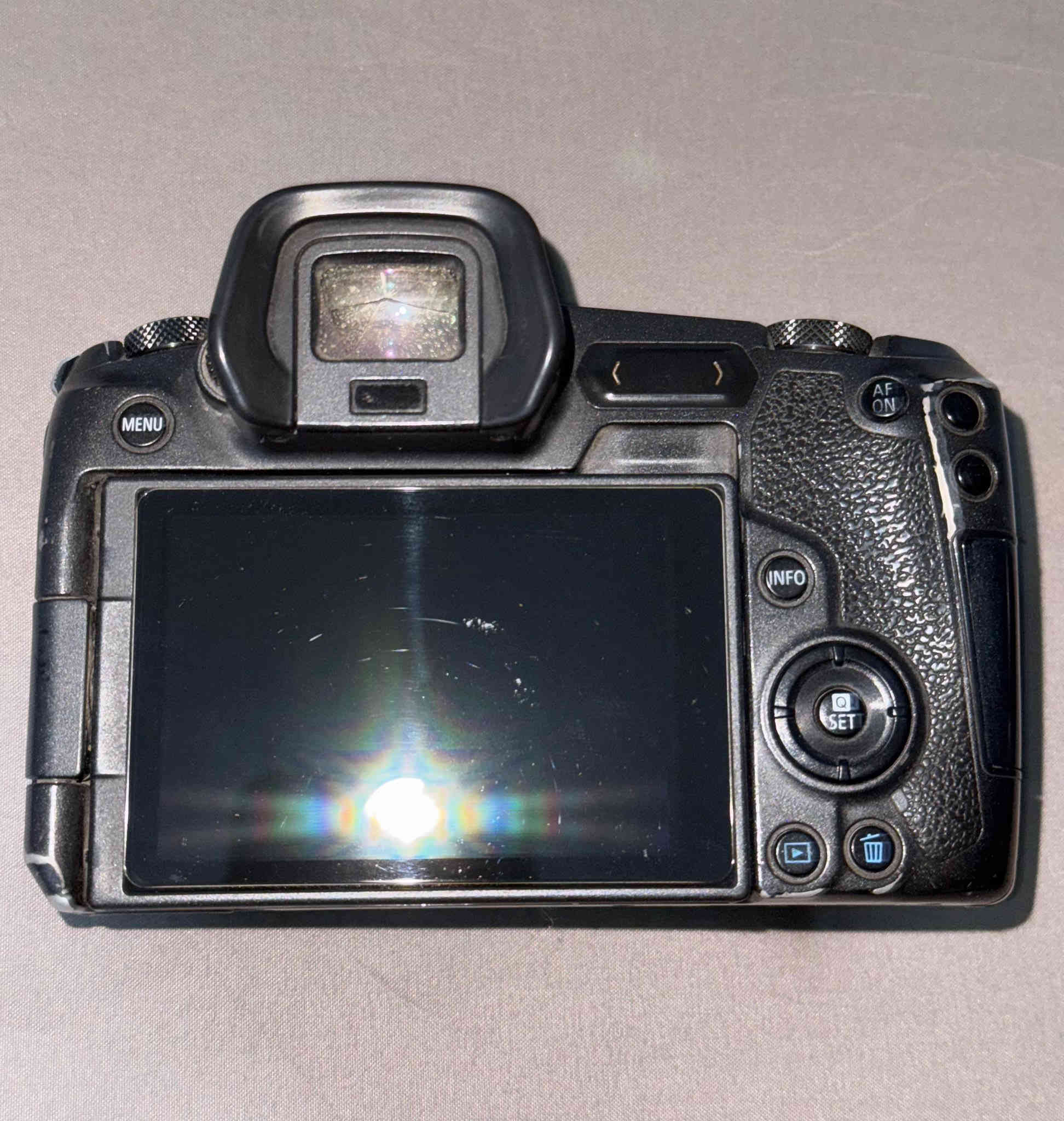 كانون r  للبيع فقط الفيوفندر مكسوره الجامه بس شغال مابي شي 3 بطاريات وياه او ادبتر 
عدسه 24.70 فتحه 2.8 الرنك الاحمر الاصدار الثاني السعر مليونين قفل ابيع كت كامل 
85 فتحه 1.4 سيكما ارت السعر 700 
***********
