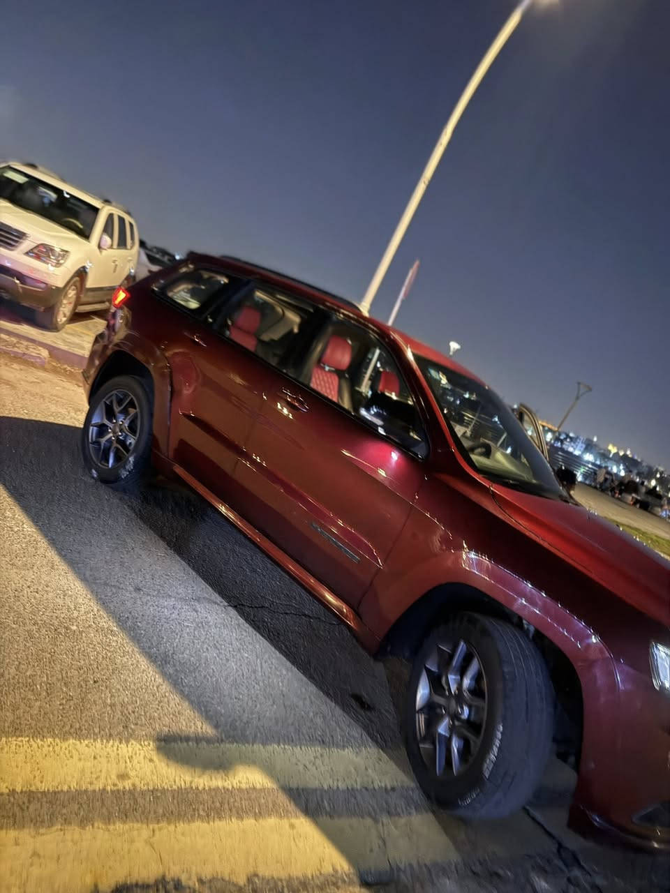 السلام عليكم جيب 2020 خليجي S سياره جديده لوك ماشيه 88 الف كيلو فول موصفات ماعدا ال رادار الامامي وموصفات الجيب S معروفه مكان السياره الكاظميه رقم الهاتف:*********** السعر 320 ورقه وبيه مجال حك الجيه.
