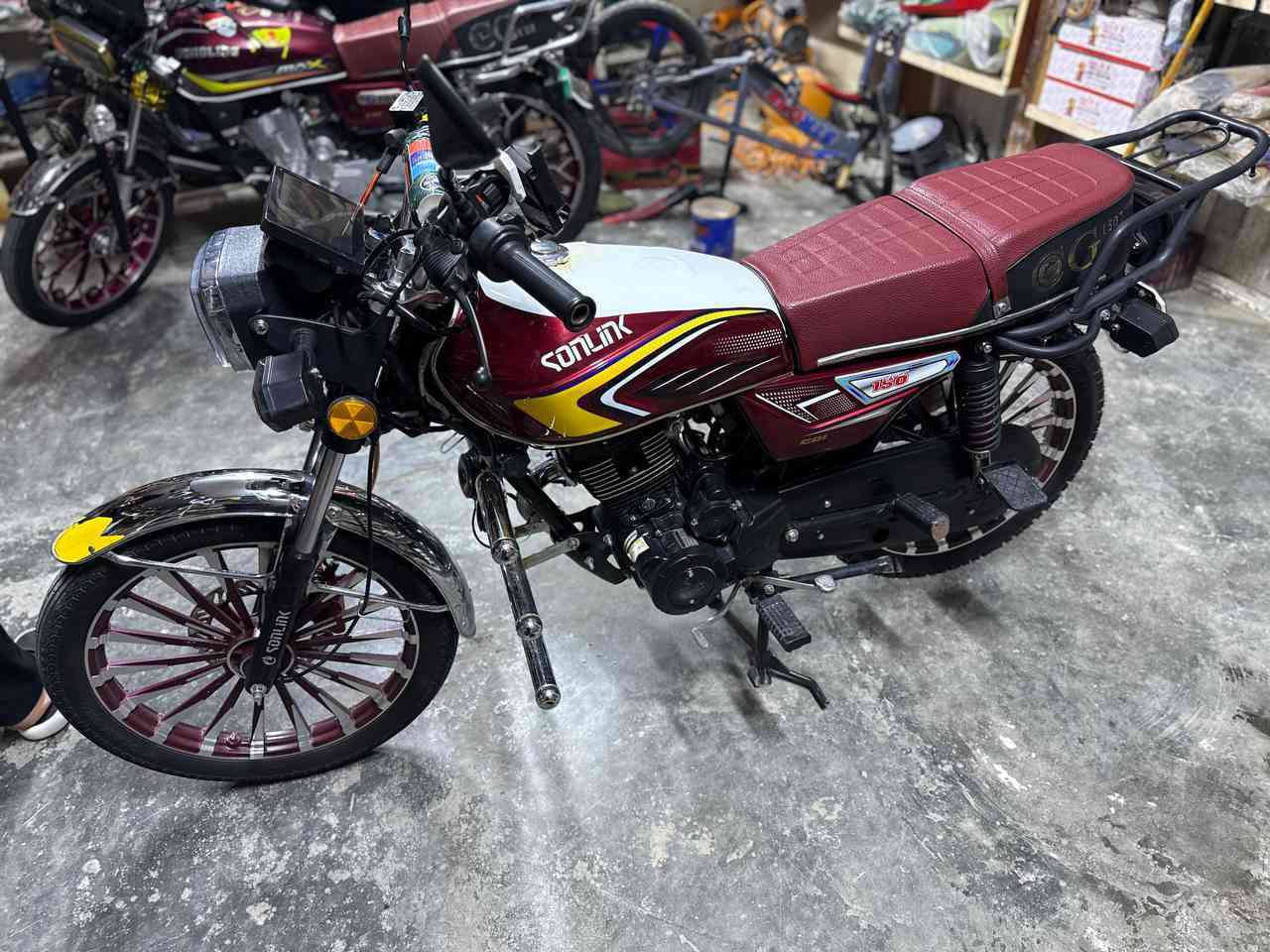 السلام عليكم دراجه ايراني للبيع2025 محرك200
بدون اوراق  
سعر الدراجه 850وبيها مجال
الرقم ***********
المو شراي لا يتصل 
المكان الحبانيه
