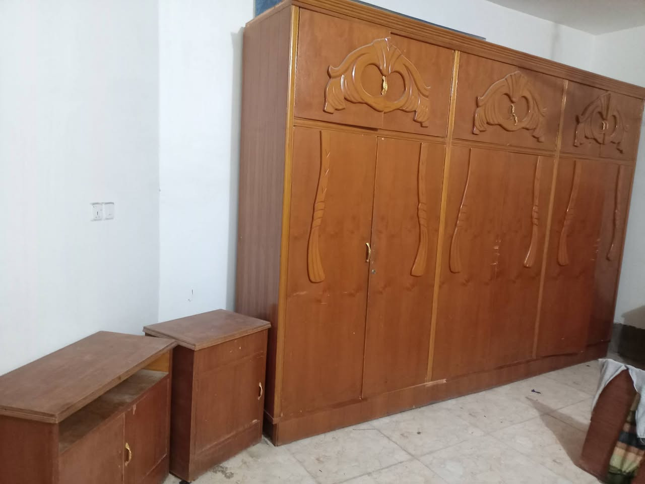 سلام عليكم غرفه كامله  للبيع ٤٥٠وبيها مجال صاج داخل خارج ومستعجل للبيع للاتصال ***********
