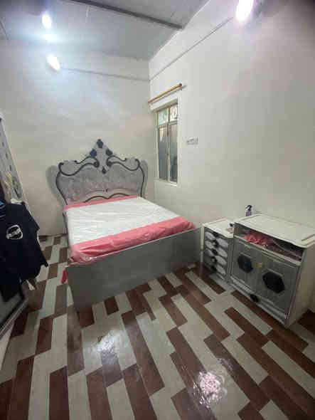 السلام عليكم بيت للبيع تجاوز مربع (الدسيم) خلف ساحه صفوان المساحه 130 متر يحتوي كراج و استقبل ومطبخ وغرفه ومساحه مقابل الغرفه ويوجد كهرباء ومي ابي خط جديد ومجاري جديدة السعر 22 وقابل للتفاوض للاستفسار الاتصال على الرقم *********** اتصل خاص ما اجاوب واتساب اكو السعر 22 #للبيع
