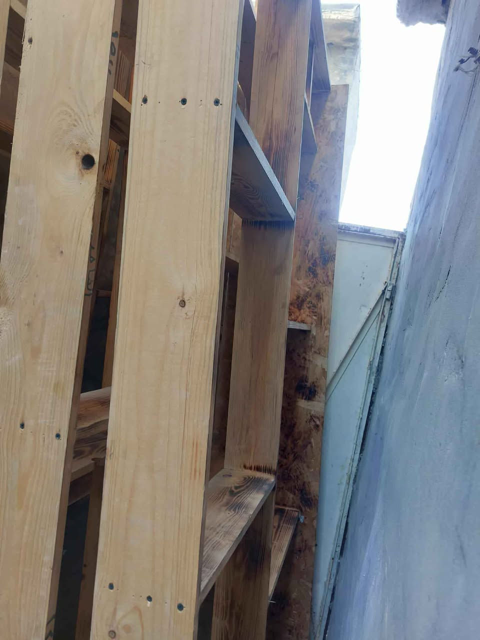 رفوف خشبية جدارية للبيع، تصميم جميل ومرتب، مناسبة للمحل أو البيت أو أي مكان يحتاج عرض وتنظيم بشكل أنيق.
الرفوف بحالة جيدة، حجمها كبير وتوفر مساحة ممتازة للعرض والترتيب، وتناسب الديكور الحديث والكلاسيكي.

المعروض هو الرفوف فقط بدون أي أغراض أو محتويات ظاهرة في الصور.

السعر: 300,000 دينار وبيه مجال للجادين.

للاستفسار أو المعاينة يرجى المراسلة على الخاص. خناقين, ديالى


**إذا كنت صاحب هذا الإعلان وتريد حذفه لأي سبب، رجاءا أرسل رسالة إلى الدعم الفني**