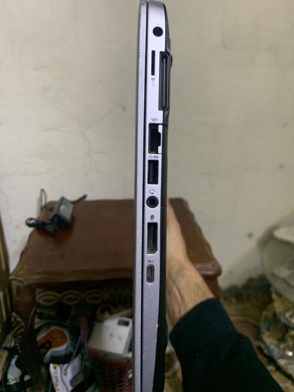 اللابتوب المعروض للبيع هو HP EliteBook 840 G3. يشتغل على نظام ويندوز 11 برو. المواصفات تشمل معالج Intel Core i5-6300U وذاكرة رام سعة 8 جيجابايت. التخزين يتم عبر هارد SSD بحجم 250 جيجابايت. اللابتوب في حالة جيدة وممتاز للاستخدام في الأعمال والدراسة. 

يوجد شاحن مع الجهاز وبدون أي مشاكل ظاهرية.