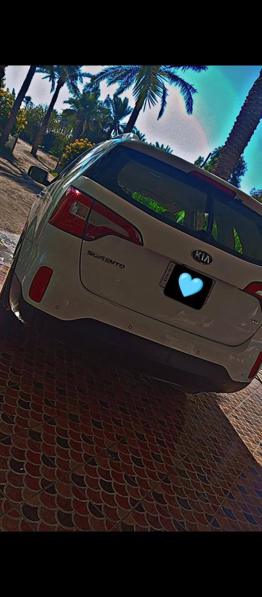 سورنتوو  للبيع 2015 لون ابيض
وارد خليجي 7 راكب 6 سلندر
بيها صبغ بالجاملغ الايسر خمس اصابع 
للاستفسار ***********
