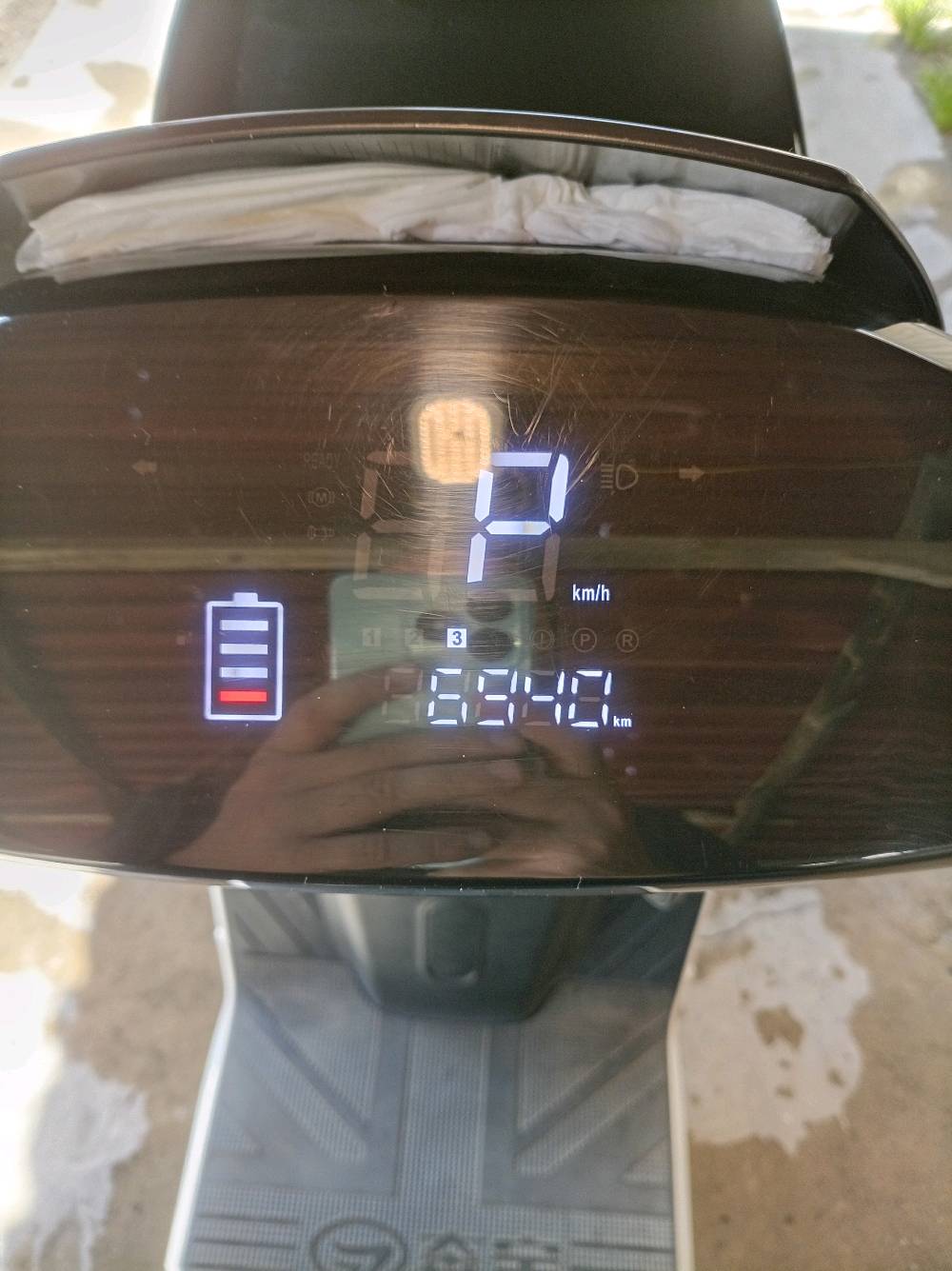 السلام عليكم دولفين للبيع موديل ٢٥ استعمال قليل كلش وصل الشراء موجود كفاله عاااامه من كلشي ٦بطاريات 6مسطره ملف٢٥٠٠ مماشيه شي قليل كلش النظافه ١٠٠٪100  سويجين بصمتين سعرها ٩٠٠وبيها مجال مكاني بغداد قرب مجلس محافظه بغداد اي استفسار ***********وتساب محمول مكلف بلنشر 