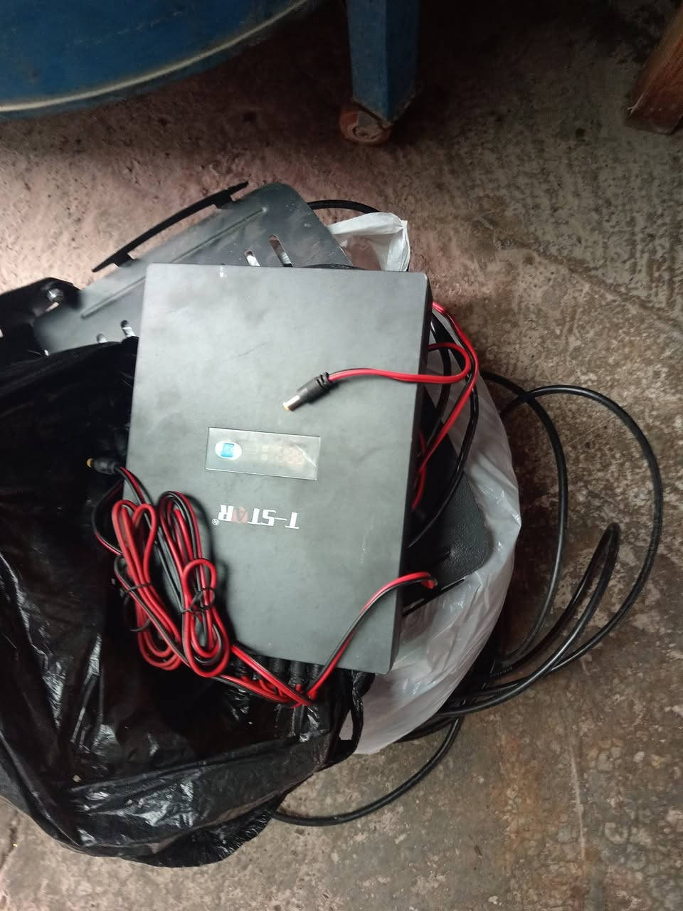 سستم كامرات جاهز صار شهر من أخذته وهوه ولعكاسه شرط الشغل بس شدهن نوعيه اصلي ديفي ار ملون ليلي نهاري سعرهن ٣٠٠ الف وقبل شهر اخذتهن ٤٥٠ سبب البيع نتقلت ع غير محل


**إذا كنت صاحب هذا الإعلان وتريد حذفه لأي سبب، رجاءا أرسل رسالة إلى الدعم الفني**