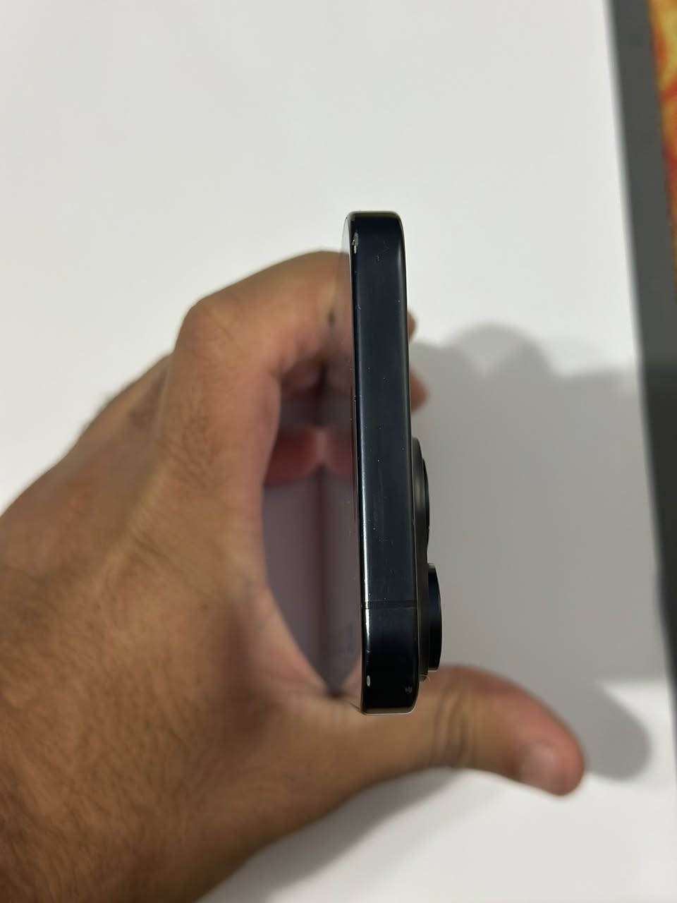 ايفون ١٥ برو ماكس
ذ٢٥٦ 
بطاريه ٨٩ 
عربي شرق اوسط ماستر جهاز باكيته وياه 
بي شخوط بل شاشه موضحه بل صوره 
وضهر من جوه شويه طالع لا غير 
سعره ٩٣٥و مجال بسيط جدا للشري 
مكاني بغداد السيديه 
***********
