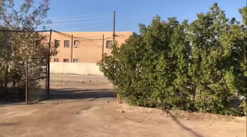 ‏بيت للبيع ملك صرف في المحموديه حي الشهداء
مساحه ١٣٥متر 

￼ تفاصيل البيت كدامه مدارس عدد اثنين 

وكدامه تشجير من يم الكراج إلى الشارع  طبعاً بلامكان بناء محل بواجهه المدرسه استثماريا 

بناء البيت بلوك طابق واحد 

مكتب الخالدي ابو يزن 

***********

***********

***********
