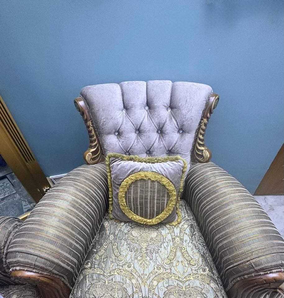 تخم قنفات 10مقاعد للبيع
الصناعة تركية فاخرة
يتكون من قنفات عدد اثنين (ثلاث مقاعد) و أربع كراسي 
و ميز وسطي و أربع طبلات خشب زان كما موضح في الصور
العنوان :بغداد حي العامل
باقي التفاصيل المراسلة على الواتساب

0786 847 8388
