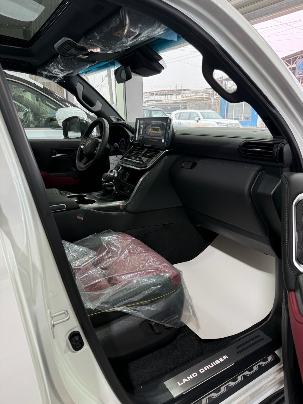 لاندكروزر VXR توين تيربو هايبرد 2025 زيرو مواصفات اللكزز داتا شو عرض على الزجاج ابواب شفط داخل احمر ردارات كامرات حار بارد شاشات 