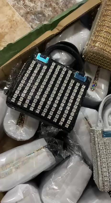 افضل شنطات نسائية بيع مفرد و جملة توصيل للجميع محافظات العراق ✅🔥
📞  WhatsApp ***********
