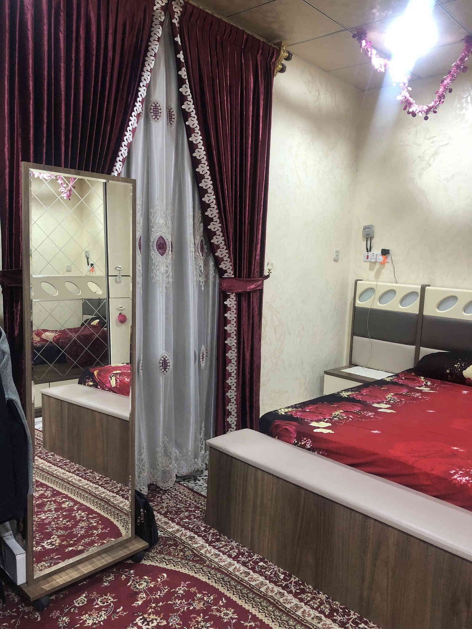 غرفة نوم ماليزية مكونة من خمس قطع 
نظيفة جداً، استعمال بسيط، بدون أي تلف أو كسر.
السعر  ١,٣٠٠,٠٠٠ دينار  للجادين فقط التواصل عبر الخاص 
الموقع: البصرة / إبي الخصيب/ مهيجران
