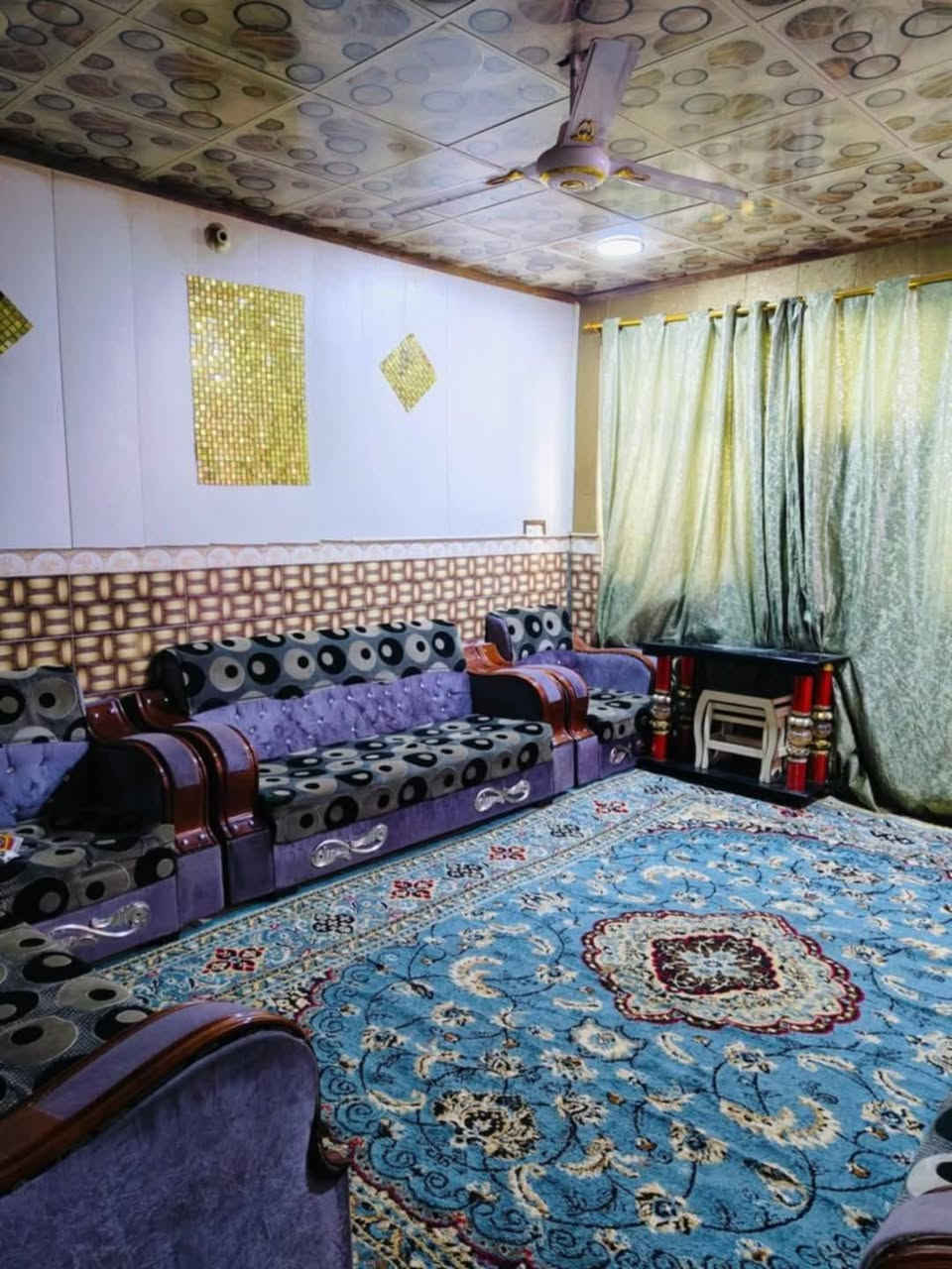 السلام عليكم دار للبيع 200 م بناء 100 وحديقة 100 مثل مموضح بالصور عنوان كربلاء طويريج شارع 40 جهة حي الصناعي للشراي سعر 60 مع مجال الاتصال ***********
