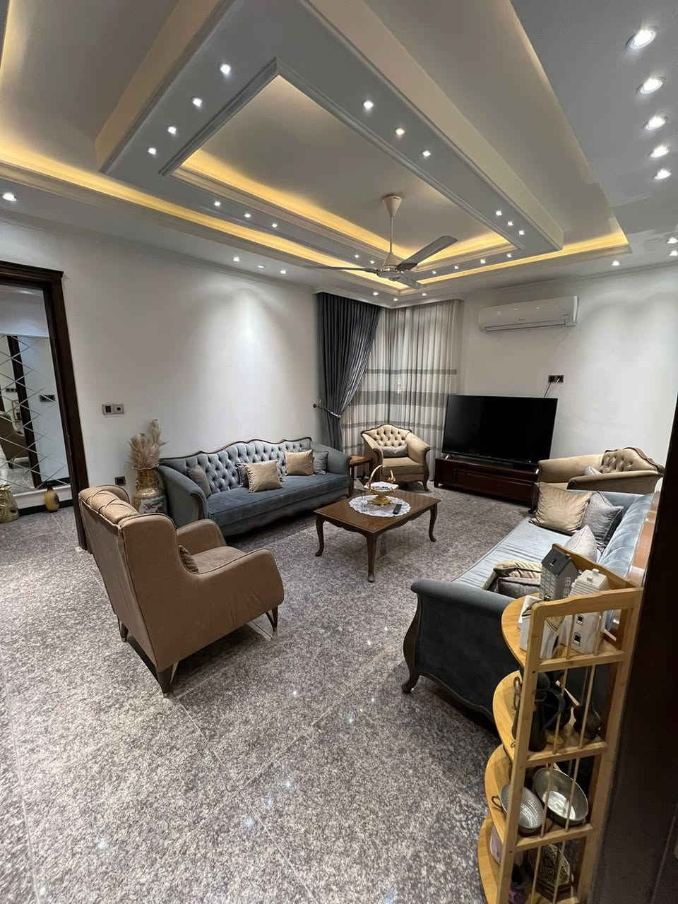 عقار للبيع 🏠
الموقع : حي الحسين / ضباط الملحانية موقع مميز قرب الشارع العام 
المساحة ٣٠٠ متر 
الواجهه ١٥ نزال ٢٠ 
يحتوي على :
٥ غرف نوم كبيرة (سويت)
مطبخ حار بارد 
صالة 
حولي 
استقبال 
٢ (لوندري) 
حديقة داخلية واسعة 
بناء حديث (٢٠٢١)
للاستفسار الاتصال:
 ***********
***********
واتساب
