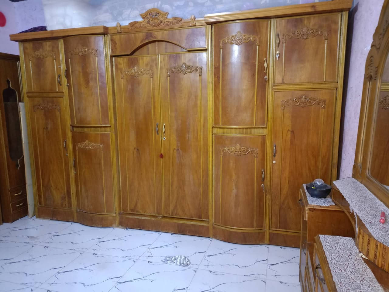 سلام عليكم عندي غرفه نوم صاج كنتور ابو سته اجبير عشر بيبان بيه ضربه صغره بل ميز مال المرايه ومكاني بغداد النهروان الغرفه 8قطع وهاذ رقمي بيه واساب ***********
