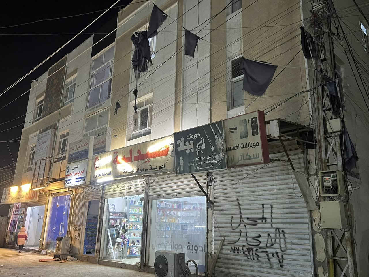 بنايه للبيع مساحه ١٥٠ م ركن واجه ٢٠ ونزال ٧ ونص. تحتوي على محلات عدد ٦ وشقق عدد ٤ ثلاث طوابق مجمع كامل موقع شارع ٢٠ التجاري حي الربيع الوارد الشهري ٢٦٠٠ الف
السعر ٤٥٠ مليون 
***********
او مراجعت مكتب الرحمن
