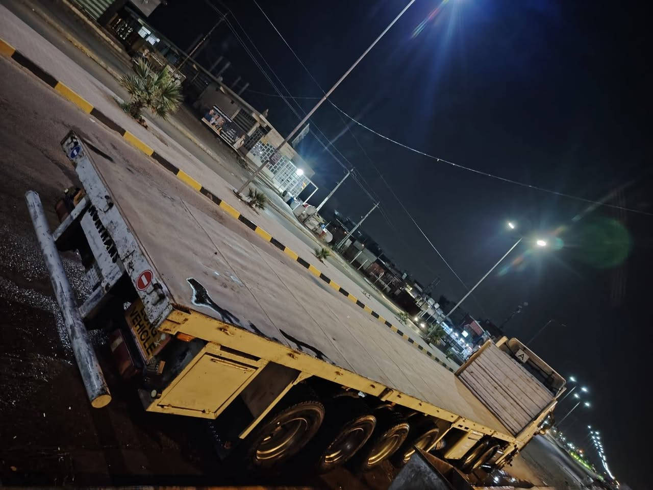 سلام عليكم سكانيه
موديل 94 سنويه بسمي رقم ديالى مربوطه 4 محاور 

مكينه 8.   0.8.        143

كير 3في 3 رتايدر 

دبل تانكي كاز 

قماره شاصي مكينه كير اكسل تخم تاير مكفول 
هيتر بلادي صوبه مرايات حاجب 
عربانه اوربيه 4 محاور صيني تايرات نص عمر جتوف وصندكه وكاعيه حدادي بس شاصي اوربي 13.70م

هوه كهربائيات فول 
سياره خير من الله مال جناي 
شرط التحويل مكفول من الدعاميه لدعاميه كامله او بس راس يرهم
الاتصال بلرقم.  : ***********
