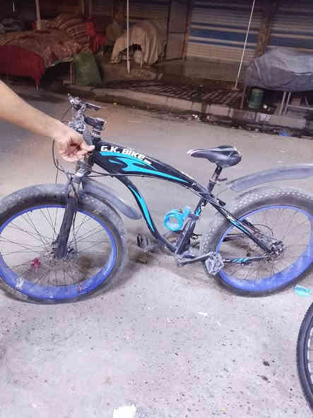 سلام عليكم ورحمة الله وبركاته بايسكل دبابه للبيع السعر 60 مجاله 50  فقط بس يرادله زوج تايرات يمشي العنوان بغداد البياع شرطه رابعه شارع البالات وتساب ***********
