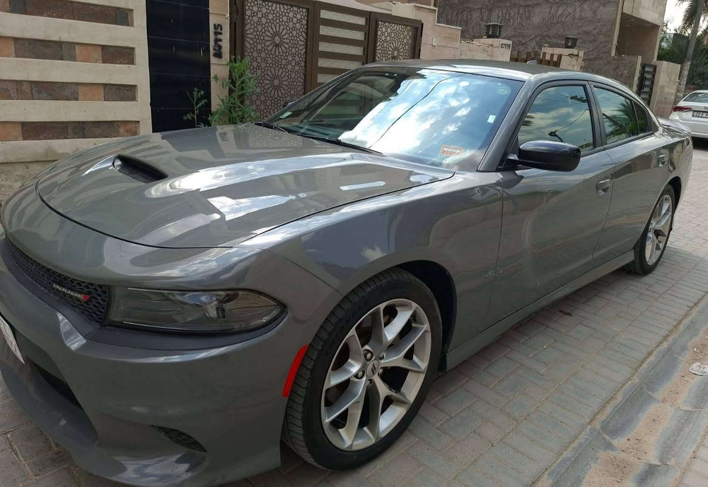 دوج چارجر 2023 GT اخر اصدار
اللون اسمنتي مميز
العداد 58 الف مايل
الضرر كما موضح بالصور والسونار حافة البنيد فقط معدل ومصبوغة على كد شبرين بدون داخل اخت الكلين وبدون ايرباك
رقم بغداد انكليزي 
محرك 6 سلندر 3.600
مواصفات GT معروفة
انظمة قيادة Super track pack , sport
بصمة تشغيل عن بعد وابواب، كشن السائق كهرباء، شاشة كبيره تدعم نظام ابل كار بلي، كاميرا دواره، تبريد قطعتين، حساسات خلفية، كروز سرعه، تحكمات ستيرن
لايت زنون بلادي من الشركة
السيارة جديدة تراي زيرو استخدام شخصي ومداريهة دهن اصلي وبنزين محسن وبيهة بصمتين وكتلوك الشركة وياهة
السعر 27500 $
عنوان بغداد السيدية
للتواصل ***********
