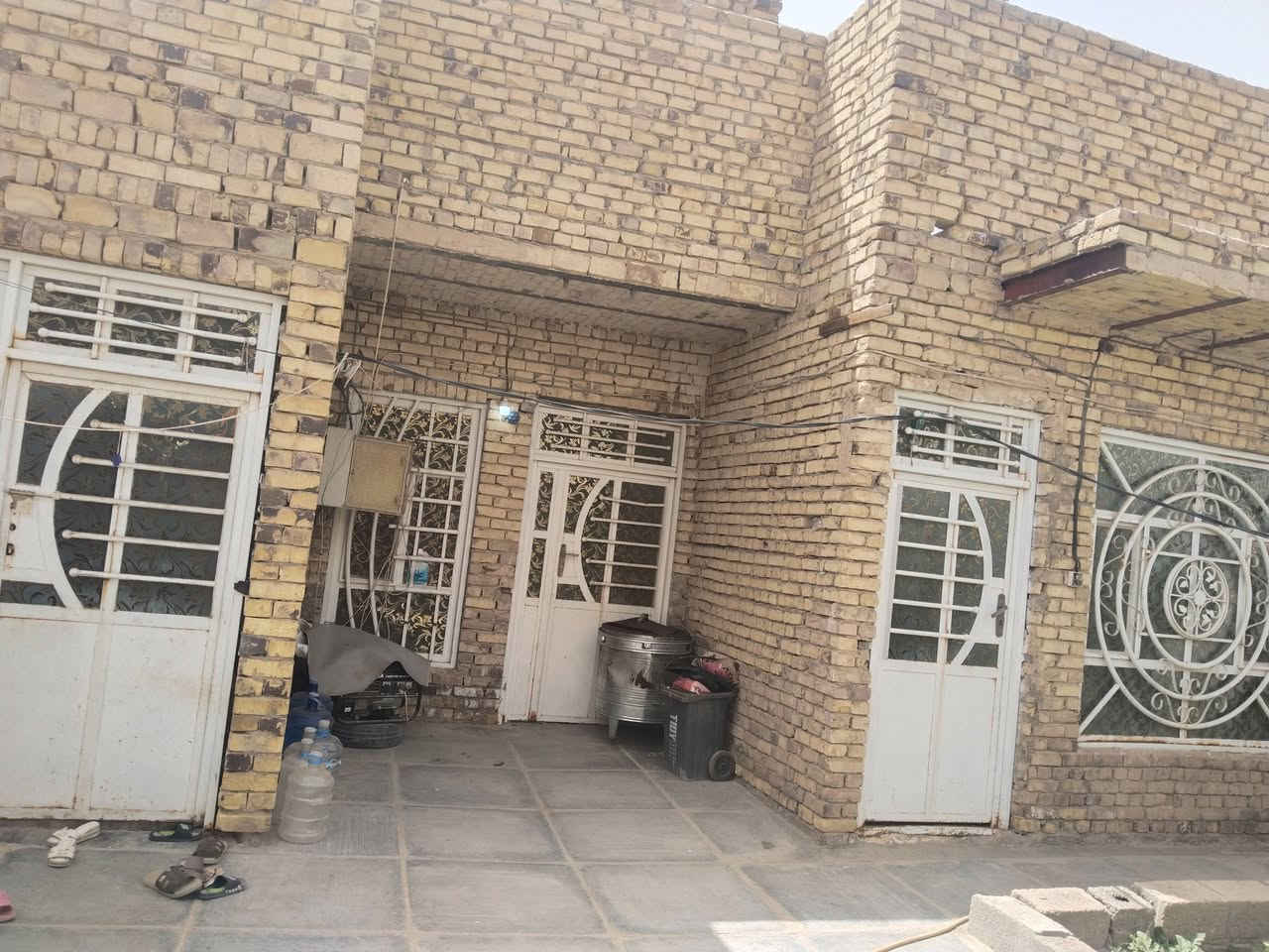 السلام عليكم
بيت زراعي  للبيع سند 25 مرقم كامل  المساحه 300 متر بناء طابوك يحتوي على غرفتين وصاله وبراني ومطبخ صحيات داخليه وخارجيه حديقه 100 متر العنوان حي العسكري شارع 30 على مشروع يم النقطه القديمة نهايت شارع الملعب 30
السعر 57 أوبي مجال الاتصال على رقم ***********
