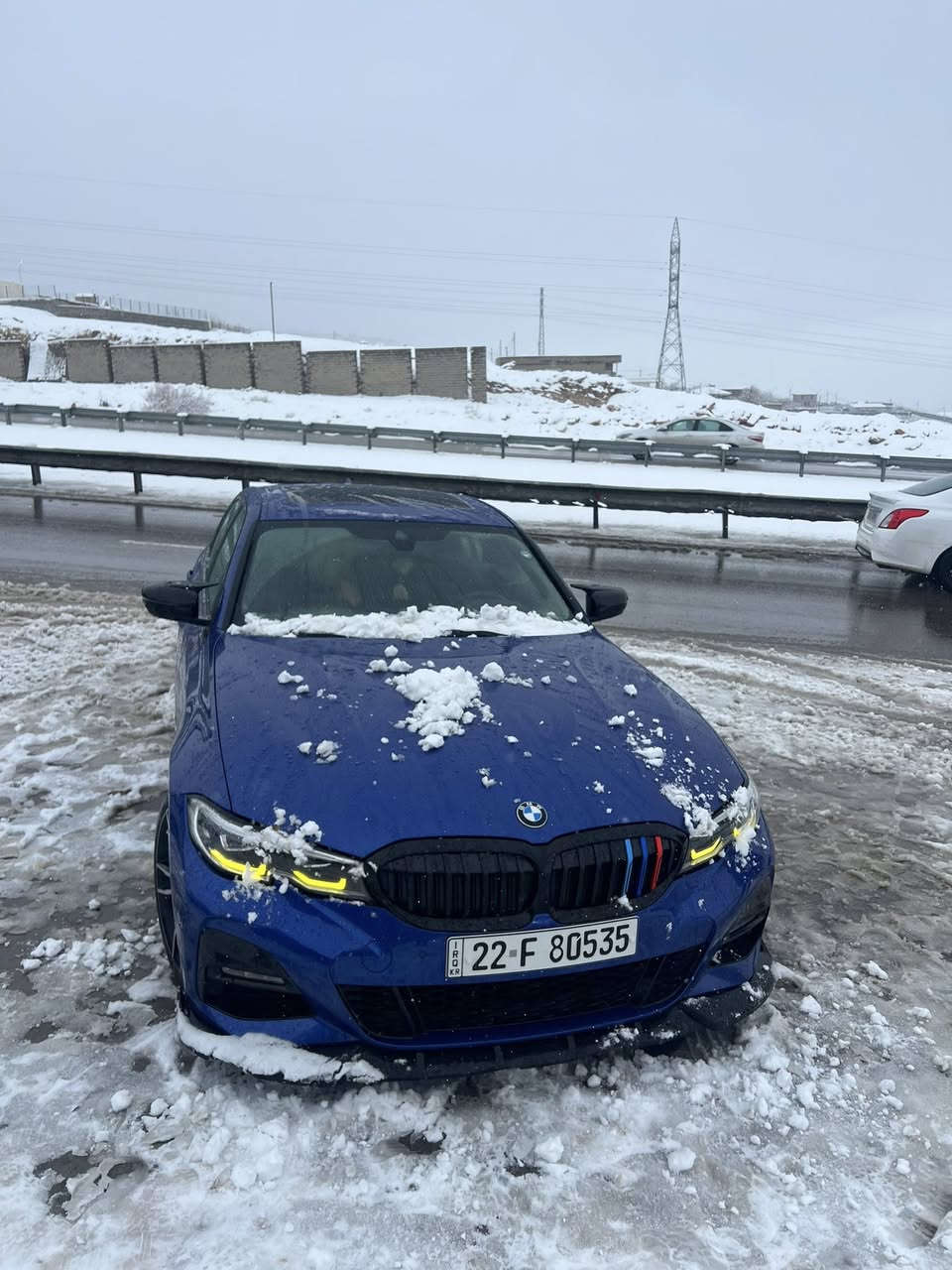 BMW 330i Xdrive 2021 M package
الممشى 33mile
محرك 2.0 لتر تيربو 4 سلندرtwin power turbo 
 • 255 حصان تقريبًا
 • عزم 400 نيوتن متر
 • قير أوتوماتيك 8 سرعات ZF
 • نظام دفع رباعي xDrive  
xDrive (AWD) لتحكم أفضل وثبات قوي على الطرقات 

معدل استهلاك الوقود مختلط في حدود 7–8 لتر/100 كم تقريبًا

️ نظام Apple CarPlay / Bluetooth / USB
✔️ شاشة معلومات وترفيه متطورة
✔️ تحذير مغادرة المسار + فرامل طوارئ + مساعد ثبات
✔️ حساسات وكاميرا خلية

️ شاشة عدادات ديجيتال كاملة (Live Cockpit) 12.3 إنج
✔️ شاشة وسطية كبيرة 10.25 إنج (بعض النسخ 12.3 إنج)
✔️ Head-Up Display عرض المعلومات على الزجاج الأمامي
✔️ نظام iDrive مع ماوس تحكم دائري بالكونسول
✔️ Apple CarPlay
✔️ نظام ملاحة
✔️ شحن لاسلكي للموبايل
✔️ مقاعد كهربائية مع ذاكرة
✔️ تدفئة مقاعد أمامية
✔️ تدفئة ستيرن
✔️ إضاءة داخلية Ambient Light متعددة الألوان
✔️ فتح وغلق النوافذ من الخارج عن طريق المفتاح
✔️ إشارات ترحيب عند الاقتراب (إضاءة مقابض + Welcome Lights)

️ أربع وضعيات قيادة:
 • Eco Pro
 • Comfort
 • Sport
 • Sport Plus

✔️ حساسات أمامية وخلفية

لون Portimao Blue مشهور بهذه الفئة

ويكون عليها تختيم بالM في كل مكان 

***********📞

سعر 288$

صور الحادث مرفقة بالمنشور⬇️
