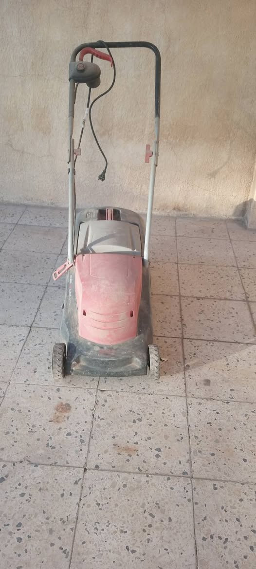 السلام عليكم مكينة ثيل للبيع سعرها 60 مستعمله شي قليل مكاني بغداد الغزاليه للاستفسار رقمي ***********
