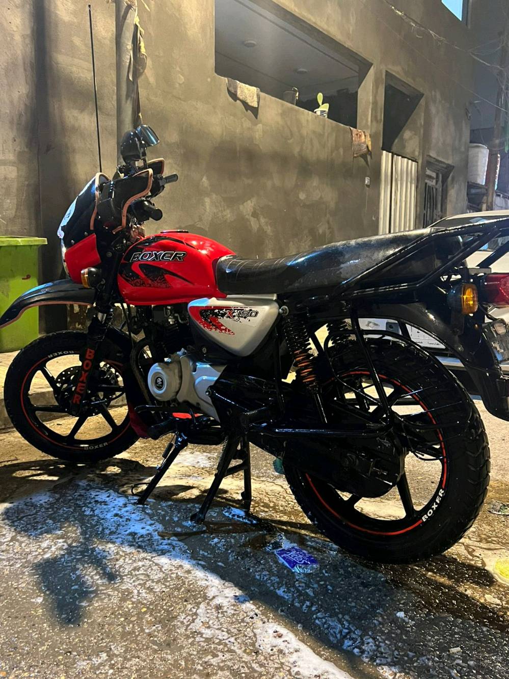 سلام عليكم دراجه بوكسر 2023سنويه رقم باقي بس ع تسليم دراجه مكينه مامفتوحه حلوه نضيفه  سعر2400وبيه مجال
مكان بصره حيانيه رقم 0788166093