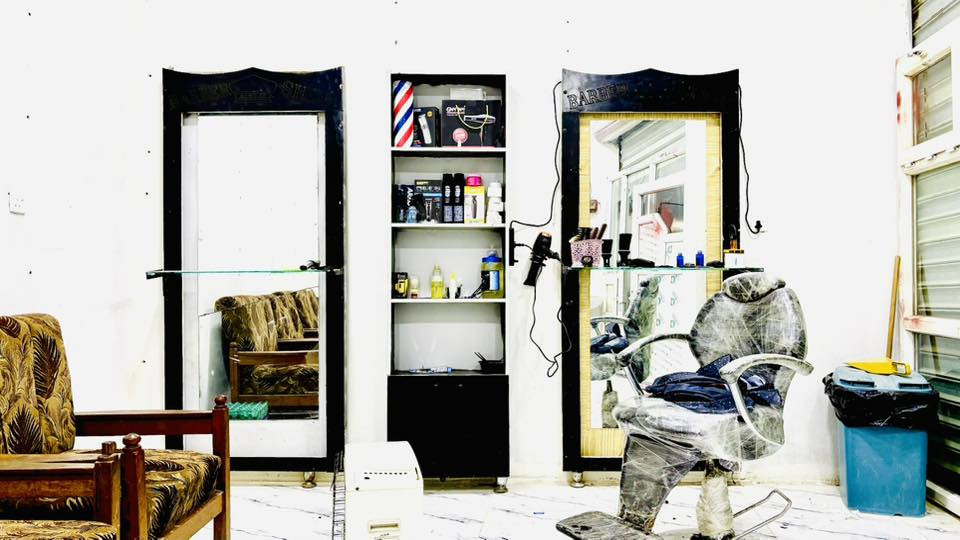 السلام عليكم اغراض محل للبيع مرايتين مع مرايتين خلفيه مع عدة حلاقه مستخدمه اسبوع +كرسي حلاقه تواصل على رقم حصرا 

‭0774 257 2186‬
