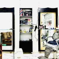 اغراض محل للبيع مرايتين مع مرايتين خلفيه مع عدة حلاقه مستخدمه اسبوع +ك...