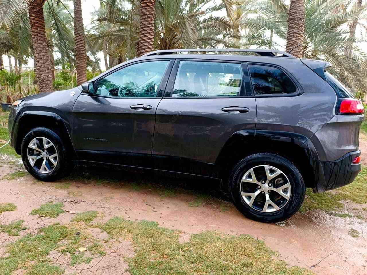 السلام عليكم سيار جيب شيروكي فور ويل
موديل 2018 سياره جاهزه من الحداديه وتبريد
مكينه وكير جديده مكفوله من العيب الشرعي السنويه لغايت 2029
السعر 130 وبيها مجال حك الجيه 
التلفون اتصال او واتس اب ***********
