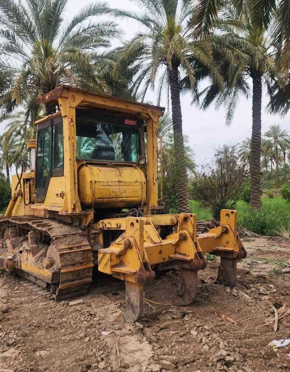 بلدوزر روسية للبيع جدا نظيفة وجاهزة للعمل للاستفسار الاتصال ***********
