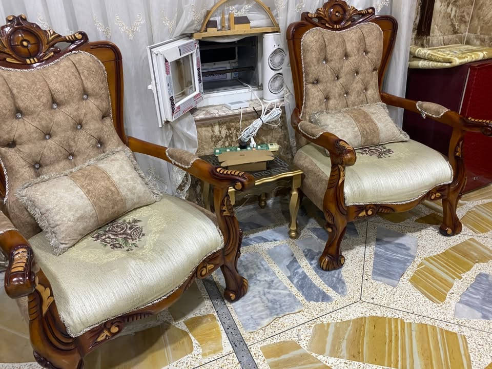 ديوان خشب زان رئاسي 2قطع كبار و4قطع صغار مستعمل جديد بمعنى الكلمه خالي من اي عيوب السعر900الف للاستفسار ***********
