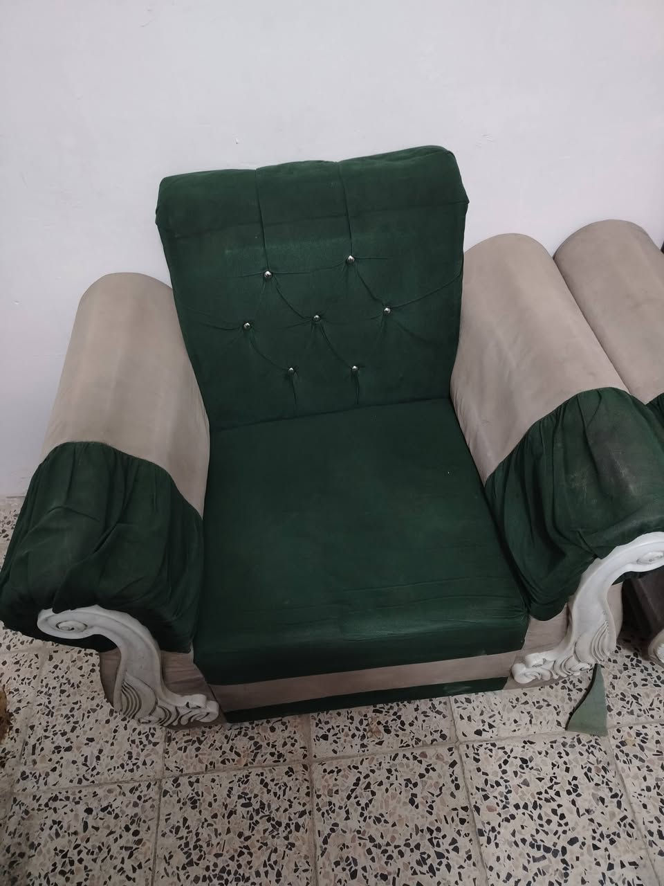 تخم ٧ مقاعد كما موضح بالصورة السعر ١٥٠ وبي مجال بسيط للاستفسار الاتصال بالرقم ***********
