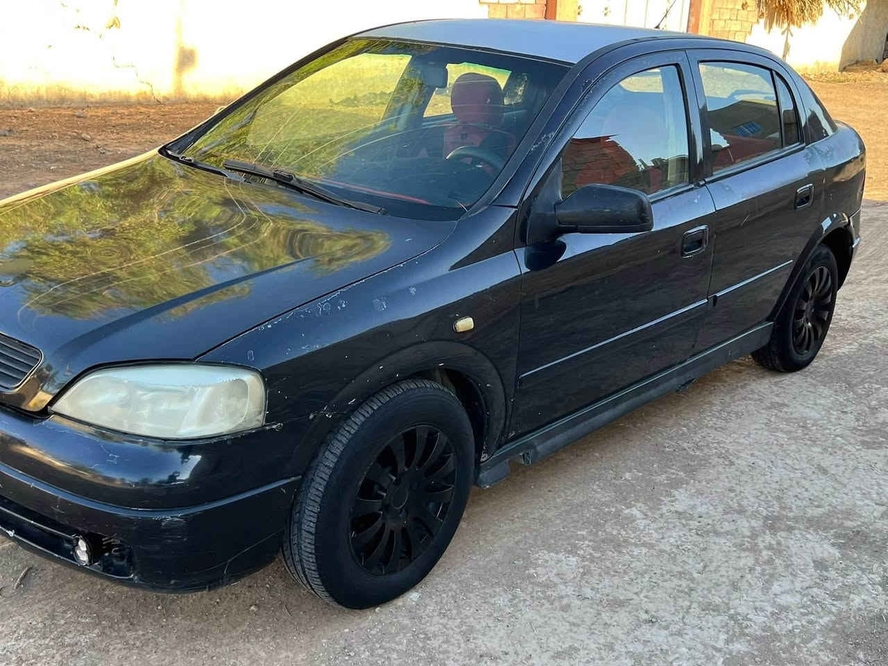 اوبل استره 2002صدامي 
بلاديه بدون صبغ كير محرك كهربايات جاهزه 
شرط التحويل السعر 35للستفسار ***********
