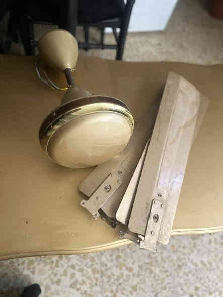 غراض بيت نضيفات عددطبلات ٤زغار ٢كبار ٤تحفيه الاسد ٤بنكات سقف ثانوي عدد ٤غساله شغاله فقط تنشيف براد شغال ثلاجه٥قدم شغاله نضيفه دوشك نفرين جربايه نضيف بعده جديد ميز طعام نضيف ٦مقاعد الاعاب سيارات عدد ٣  جرابي ام نفر عدد ٥عنوان بغداد ام الكبر اسعار مناسبه ***********راسلو واتساب رجاا
