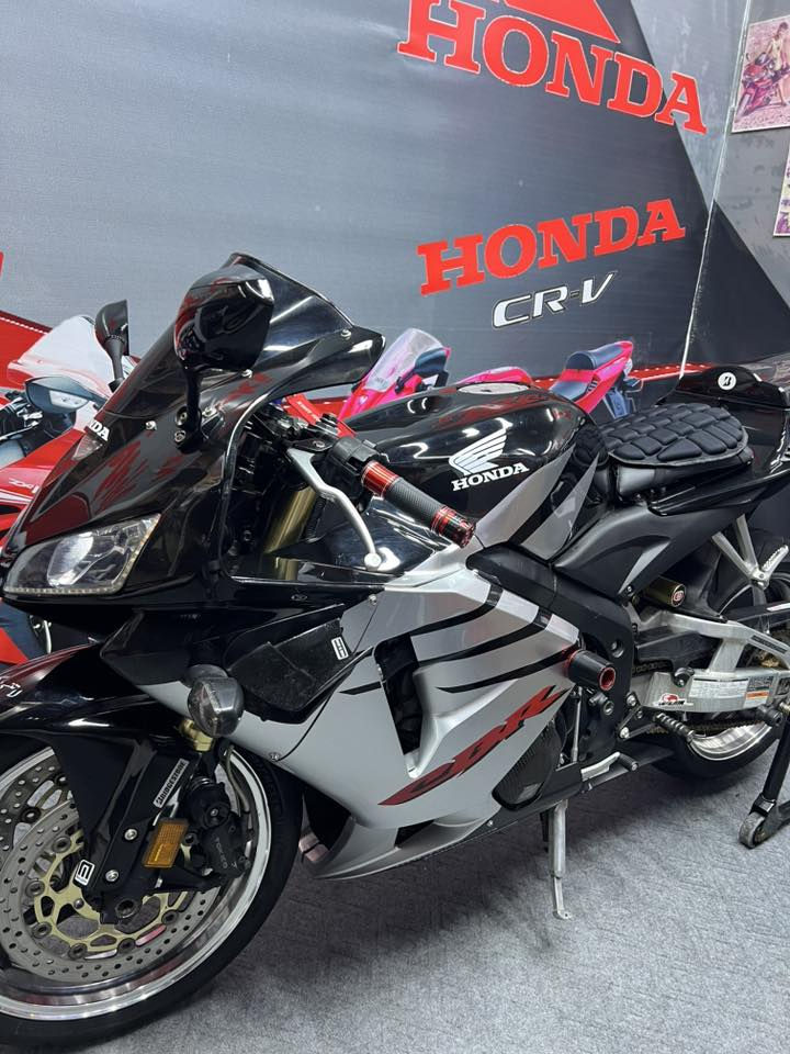 هوندا CBR 600. RR
مكينه كير مكفولات 
عقل مبرمج سيفتي 3مودات 
ويل كروم نيكل بلادي مـٰ̲ـہو طلاء
صالنصه اصليه كاربون فايبر 
ستاند صفح كروم بلادي 
مرايات إشاره ضوئيه 
كفر قباقه مكينه كاربون فايبر اصلي 
زعانف+تاير امامي مشلن +سلايدرات+تخم دسكات جديد امامي +قنبوره خلفيه+منضومه زنون اصليه بيه +قاعده رقم +قاعد اشاير +سويجات ثنين
اسف علا أطاله حبايب قلبي
سعر 35مو شراي اعبر منشور دراجه جديده وحلوه اي نقص مابيه كل كهربائياتهه شغاله دراجه مكانهه كربلاء
***********شراي يتصل
