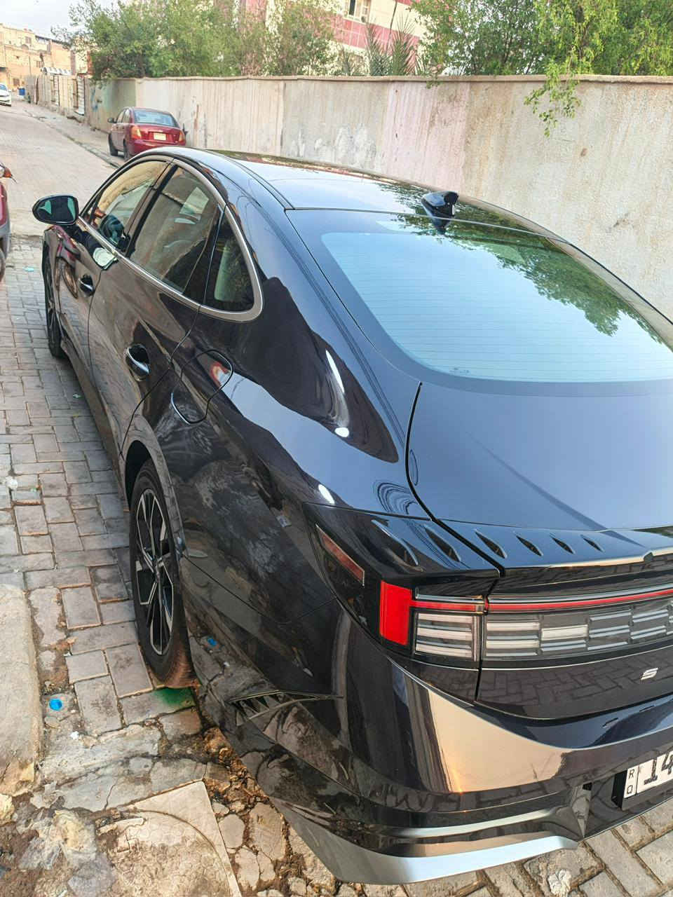 للبيع: هيونداي سوناتا 2024 – فئة SEL وارد امريكي
‏حادث جاملغ وبنيد مبدل عرضانيه ما وأصله لشاصي 
‏اللون: نيلي 
‏المواصفات:
‏ • محرك 4 سلندر سعة 2.5 لتر
‏ • قوة حوالي 191 حصان
‏ • گير تعليك أوتوماتيك 8 سرعات
‏ • نظام دفع أمامي (FWD)
‏ • بنزين – اقتصادي في الوقود
‏التجهيزات الخارجية:
‏ • جنوط ألمنيوم
‏ • مصابيح LED أمامية وخلفية
‏ • إضاءة نهارية LED
‏الداخلية والراحة:
‏ • مقاعد قماش بحالة ممتازة
‏ • مقعد السائق تعديل كهربائي
‏ • شاشة عدادات رقمية
‏ • شاشة لمس وسطية كبيرة
‏ • Apple CarPlay & Android Auto
‏ • تكييف أوتوماتيك
‏ • تشغيل بصمة وزر
‏ • دخول ذكي بدون مفتاح
‏أنظمة السلامة:
‏ • ABS مانع انغلاق المكابح
‏ • نظام الثبات الإلكتروني
‏ • مساعد الحفاظ على المسار
‏ • تحذير التصادم الأمامي
‏ • نظام النقطة العمياء
‏ • كاميرا خلفية
‏ • وسائد هوائية متعددة
‏الحالة: ممتازة
‏السيارة نظيفة وجاهزة للاستخدام رقم ب بصره بسمي حره
‏السعر:205💵 وبيها مجال بسيط 
‏للاستفسار: متواجد واتساب 
‏‭*********** البصرة, العراق
