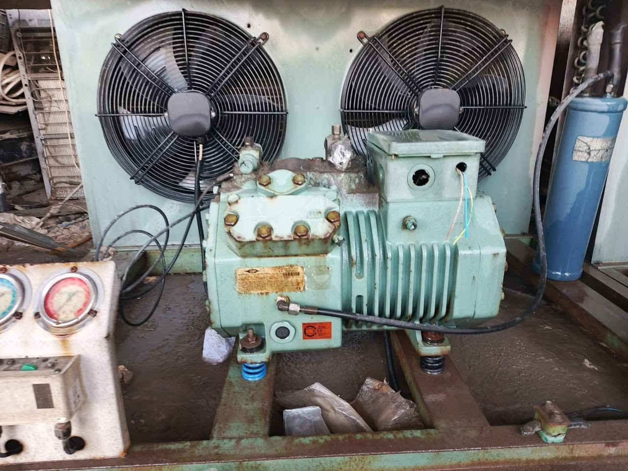 "شتا غرينلاند صار ببغداد.. وحش الـ Bitzer الألماني للبيع! ❄️🇮🇶"
​يگولون الثلج ما يرحم، بس وية هذا "الوحش الأخضر" أنت اللي تمشي قوانين الانجماد. قطعة هندسة ألمانية أصلية، ضاغط (كمبريسر) بايتزر الما يعرف التعب، يحول لهيب تموز لصقيع ما يلين. 🧊🔥
​ليش تاخذ هاي الأسطورة؟
🔸 هيبة وأداء: يشتغل بغرف التبريد بكل ثبات وبدون رفة جفن.
🔸 دقة متناهية: الساعات تراقب أنفاسه لضمان أعلى كفاءة.
🔸 شدّة جبال: وحدة كاملة (مراوح، مكثف، خزان) جاهزة تشد وتوكل بالله.
​الحالة: مستعمل بنظافة الجديد، "لوز" وجاهز للتحدي.
​لا تخلي الفرصة تذوب من إيدك.. العملاق الألماني ينتظر صاحبه الجديد.
​للتواصل والاستفسار:
📞 ***********
📞 ***********
