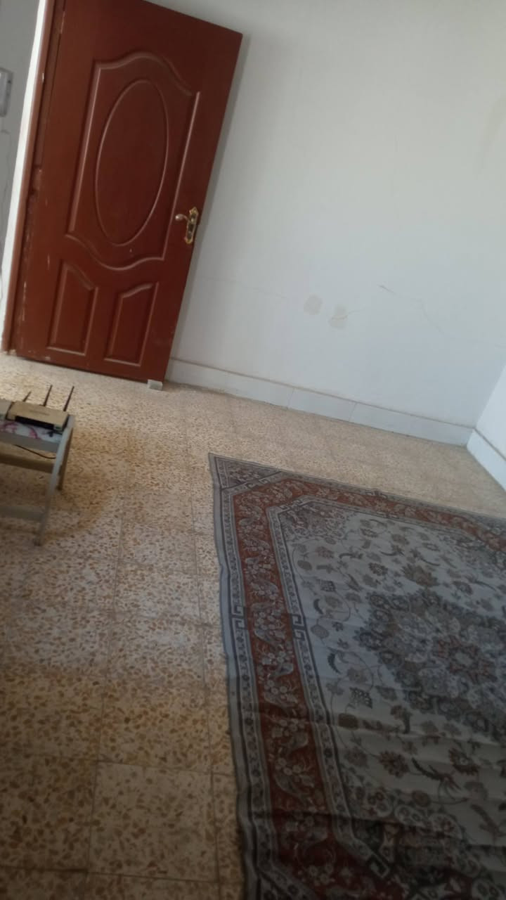 سلام عليكم دار للبيع مساحة 50 متر موقع ثيله قرب جسر الهنود يحتوي دار على كلدور مطبخ غرفه جوه + غرفه فوك بيتونه وصطح كامل حمام داخلي و صحيات خارجية للاستفسار ***********
