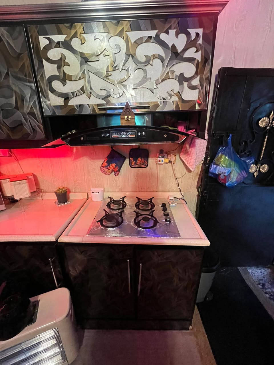 السلام عليكم 
كاونتر جديد للبيع 
صار 4اشهر من اشتريتة 
مع الساحبة و الطباخ
السعر 900الف
***********
