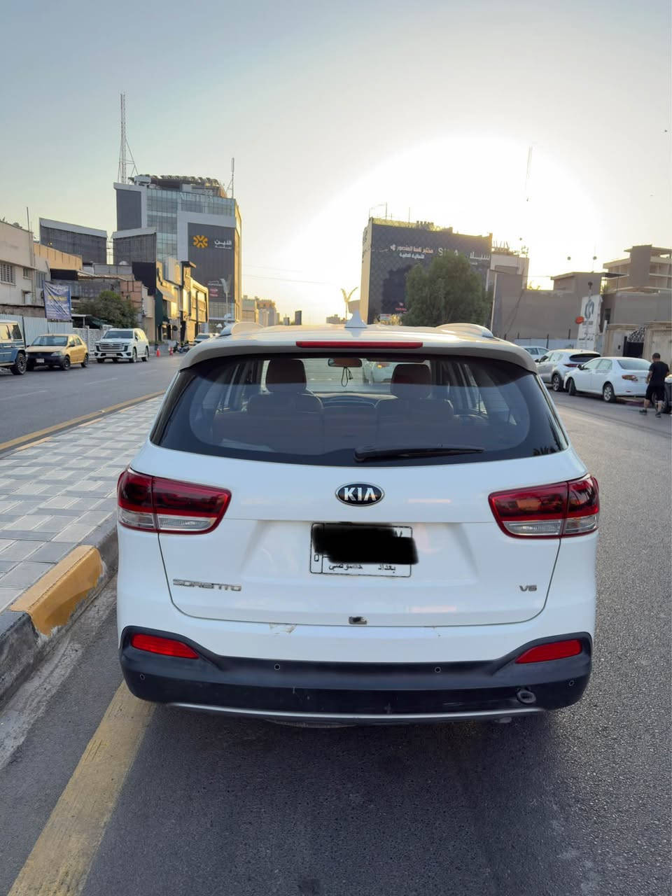 للبيع كيا سورينتو 2015 خليجي – رقم بغداد بدون فتحة سقف)، محرك 3.3 V6 (6 سلندر)، سيارة نظيفة جدًا واستعمال شخصي.
✅ مكفوله من الصبخ بيها قطعتين بارد وموجود ويه الصور السونار 
✅ رقم بغداد
✅ ممشى 108 ألف كم فقط
✅ محرك 3300 سي سي 
✅ أوتوماتيك – دفع أمامي
المواصفات:
✔️ تشغيل بصمة (Smart Key)
✔️ مقاعد جلد أصلية
✔️ كرسي السائق كهربائي
✔️ شاشة أصلية
✔️ كاميرا خلفية
✔️ حساسات أمامية وخلفية
✔️ مثبت سرعة (Cruise Control)
✔️ منافذ USB وشحن
✔️ تكييف ثلج ❄️
📞 التواصل على الخاص أو الاتصال.*********** بيها مجال حق الجيه بغداد, العراق
