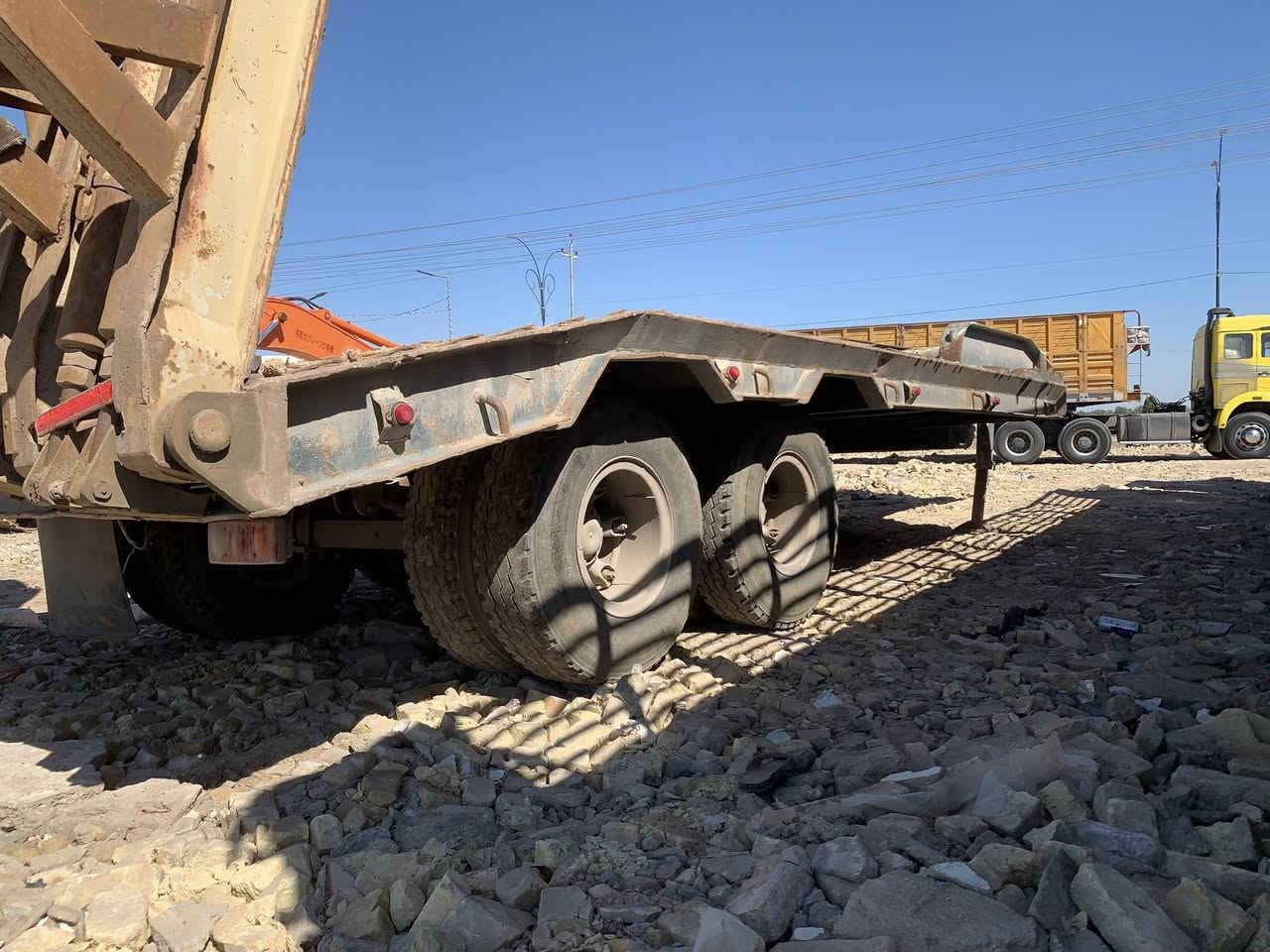 السلام عليكم عربانه لودر الالماني للبيع نظيف العرض ٣,٢٠ والطول ٧ امتار رمباته جدد وشاصيه مكفول لودر نظيف مكاني العمارة للاتصال 
***********
