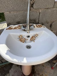 مغسلة • نظيفة