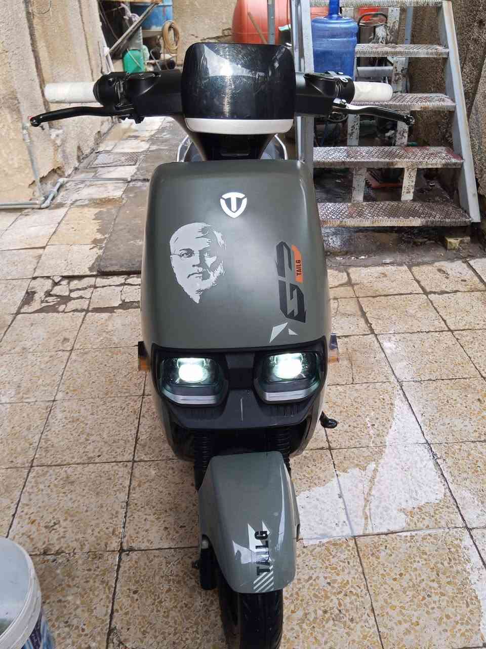 سلام عليكم دراجه شحن نوع تيلج (تسلا)سرعه ٧٠ حقيقي 
ملف ١٥٠٠ ،6بطاريات إكبار 
بيه زر كاشف عطل ومثبت سرعه وبك رجوع للخلف بيه قاطع دوره ضد مي دراجه كفاله ممدل كلشي بيه بس تاير خلفي اصلي تايواني ، دبل اشاره لايت عالي ناصي ٣سرع   
سعر خاص 
للتواصل ***********
