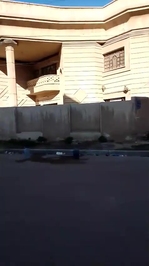بيت للبيع ركن تجاري على شارعين حي القاهرة الشماسية خلف دور الارامل قرب الشارع العام يبعد 100 متر عن شارع باب المعظم شعب مقابل مطعم القاهرة
مساحة 160 م
طابقين يحتوي الطابق الارضي على صالة 5 *6 وغرفة نوم 4 * 5 ومطبخ حار وبارد  ومناور وحمام + تواليت
الطابق الثاني ثلاث غرف نوم مع صحيات
للاستفسار الاتصال مع صاحب الدار مباشر 
***********
