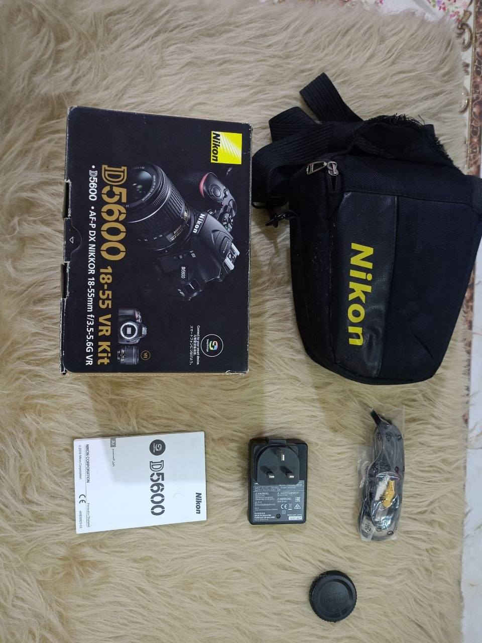 السلام عليكم
كاميرا نيكون D5600 نظافة 95% 
🔷 معها عدستها الاصلية mm18-55 .
🔷 واي فاي Wi-Fi + بلوتوث Bluetooth. 
🔷 منفذ HDMI + منفذ الميكروفون الخارجي MIC + منفذ التحكم عن بعد + منفذ USB (أو منفذ البيانات) يستخدم لنقل الصور او ربطها بأجهزة اخرى كالحاسبة او الطابعة + منفذ فلاش خارجي . 
🔷 معها كارتونتها الاصلية + جميع ملحقاتها . 
🔷 جنطة كتف + كفر حماية خارجي . 
شتر 24K ، إستخدام شخصي 

السعر 550 الف 
المكان : محافظة واسط / الكوت ..
***********
